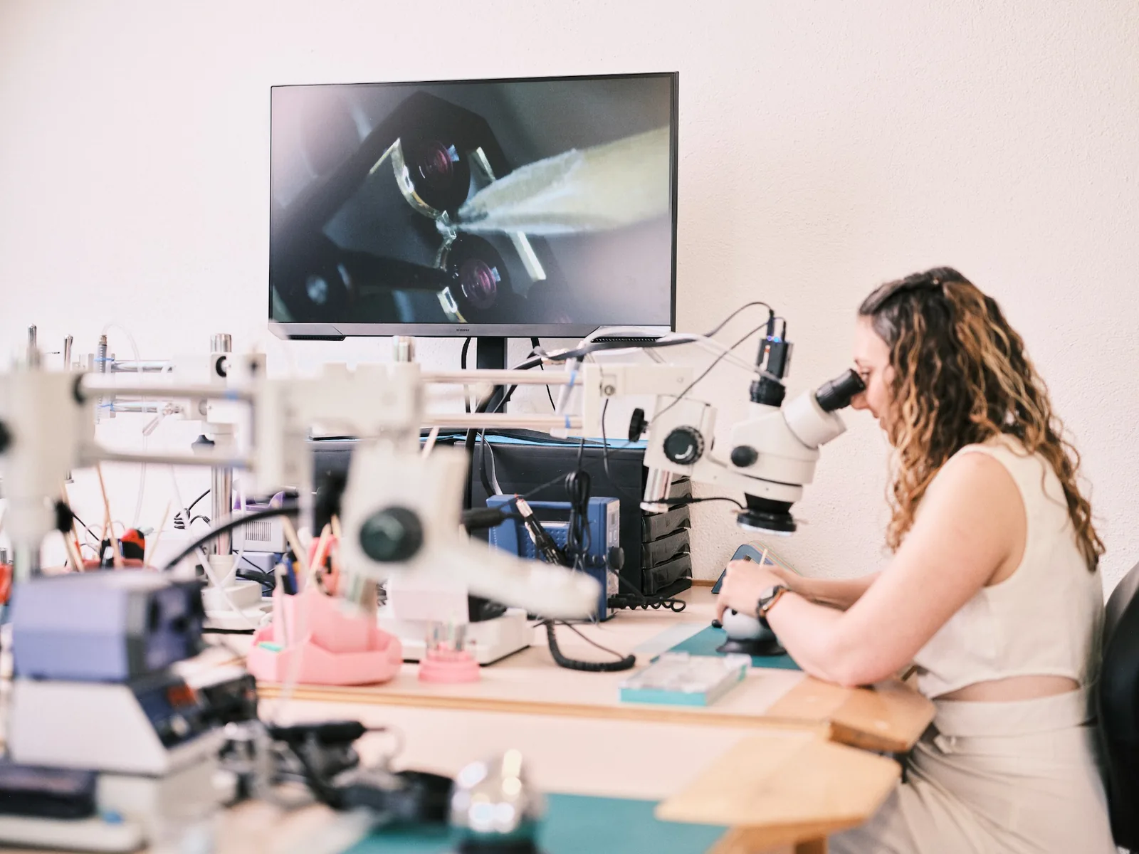 Alexandra observe le point de contact entre l’outil et la pièce au binoculaire